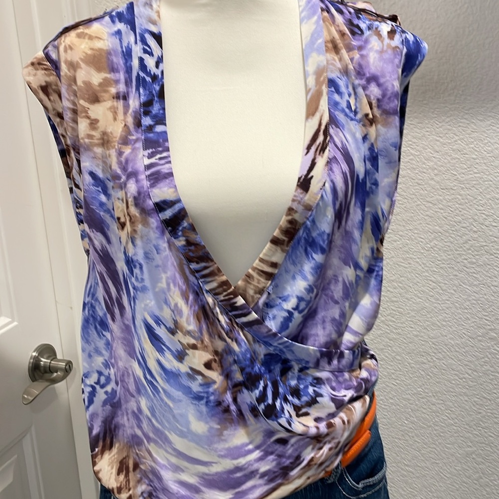 Jennifer Lopez cross wrap blouse. Sheer print. Tab shoulder. Asymmetrical hem. - Picture 9 of 9